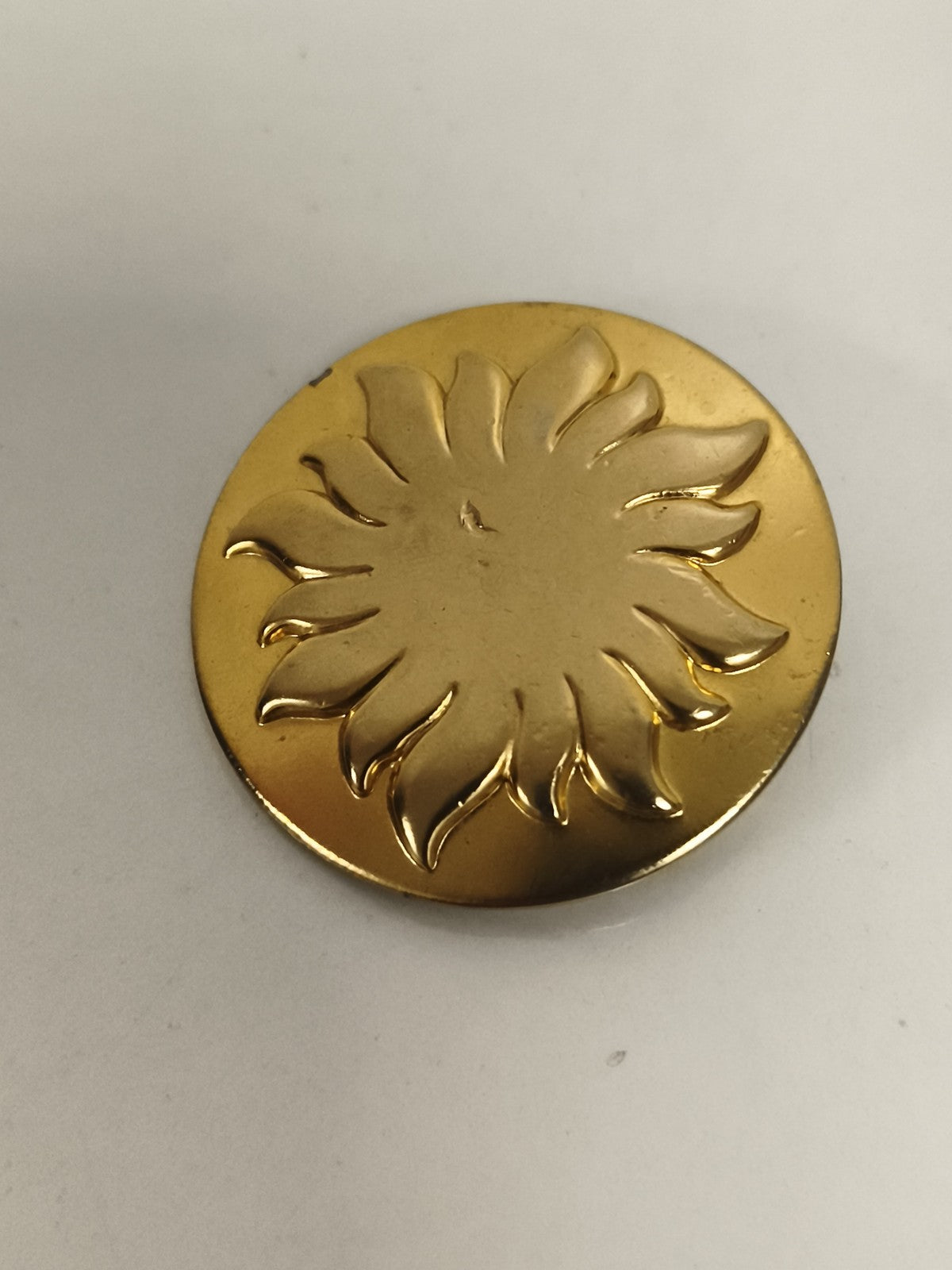 Broche ronde dorée motif soleil Soleiado vintage ancien bijou pin's