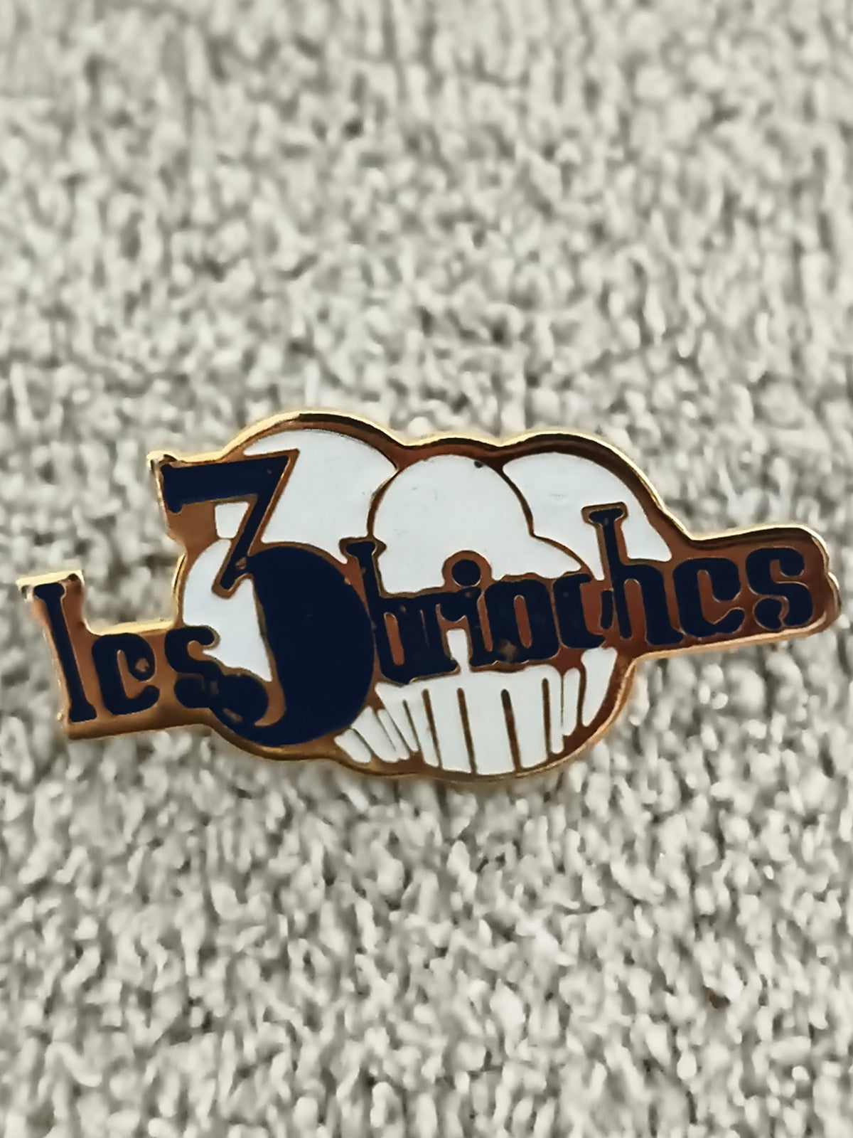 Pin's vintage Les 3 Brioches logo boulangerie émaillé ancien (Ref 3)