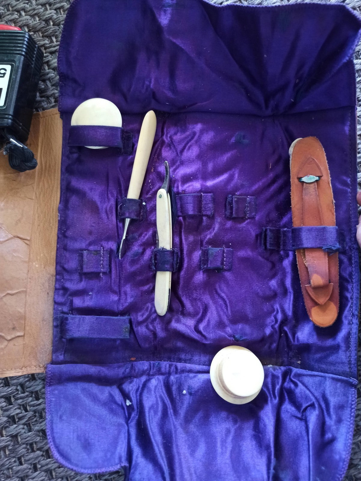 Trousse manucure ancienne cuir violet, outils manche os, kit vintage