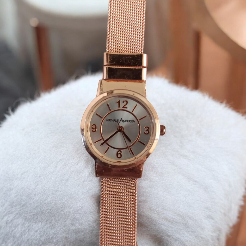 Montre femme Nathalie Andersen cadran doré rose design élégant bracelet maille