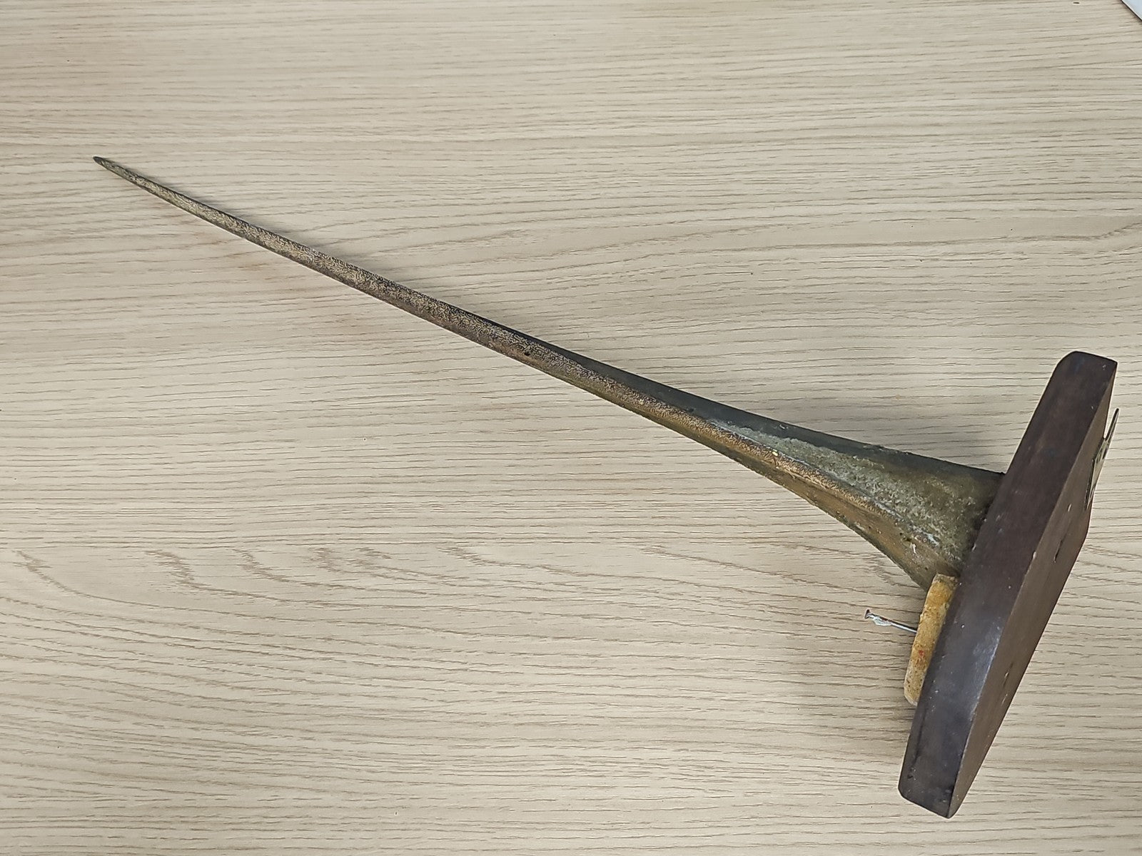 Pointe d?espadon naturalisée vintage sur plaque bois, taxidermie ancien déco