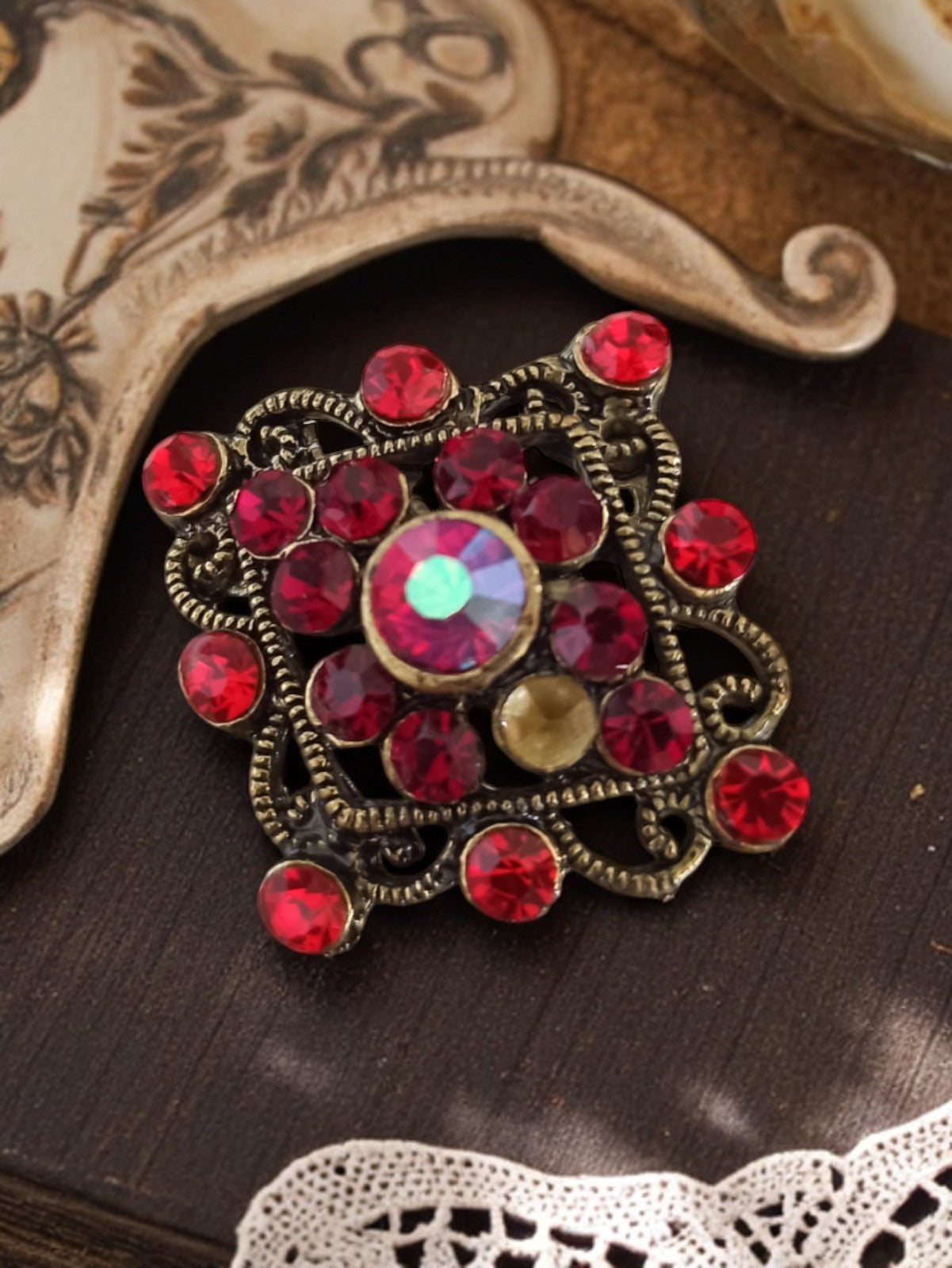Broche ancienne style baroque strass rouges, bijou vintage rétro élégant