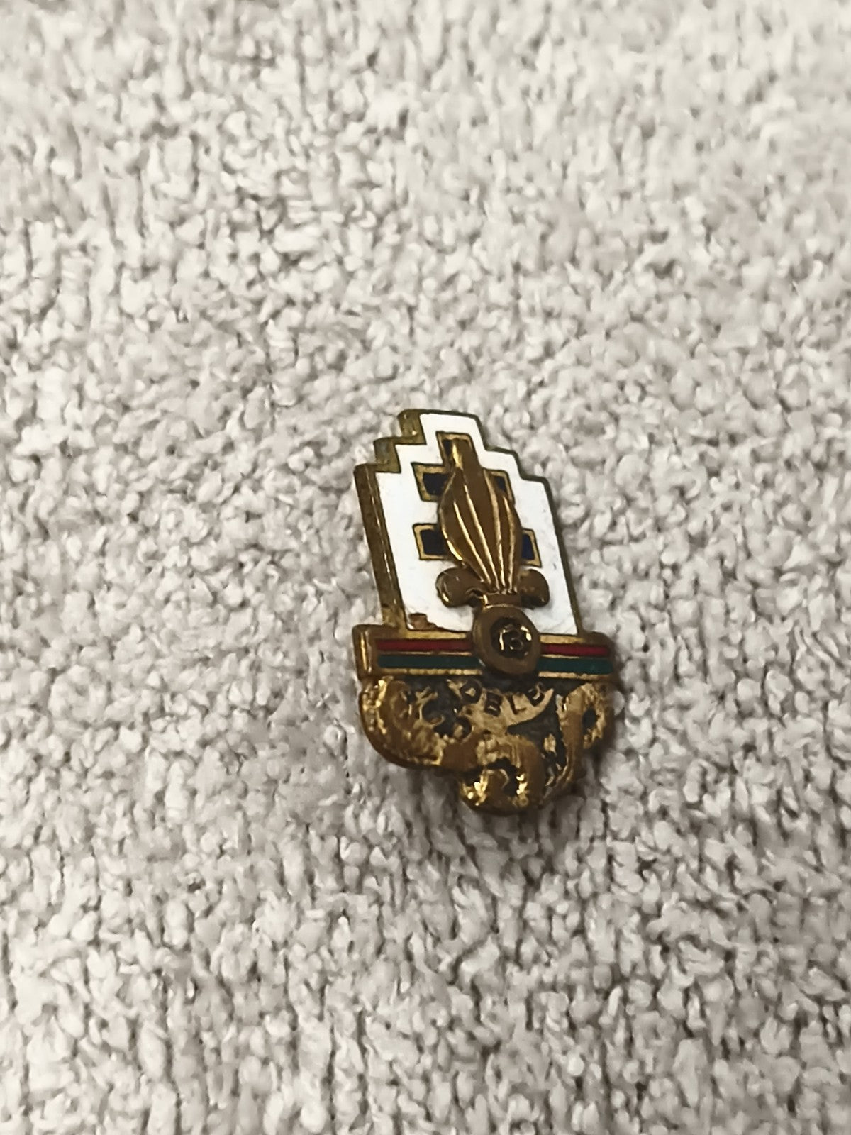 Médaille ancienne émaillée dorée, motif stylisé, insigne badge vintage