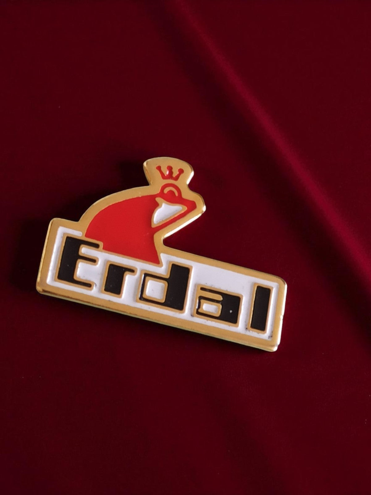 Pin's Erdal publicitaire vintage logo rouge doré édition limitée