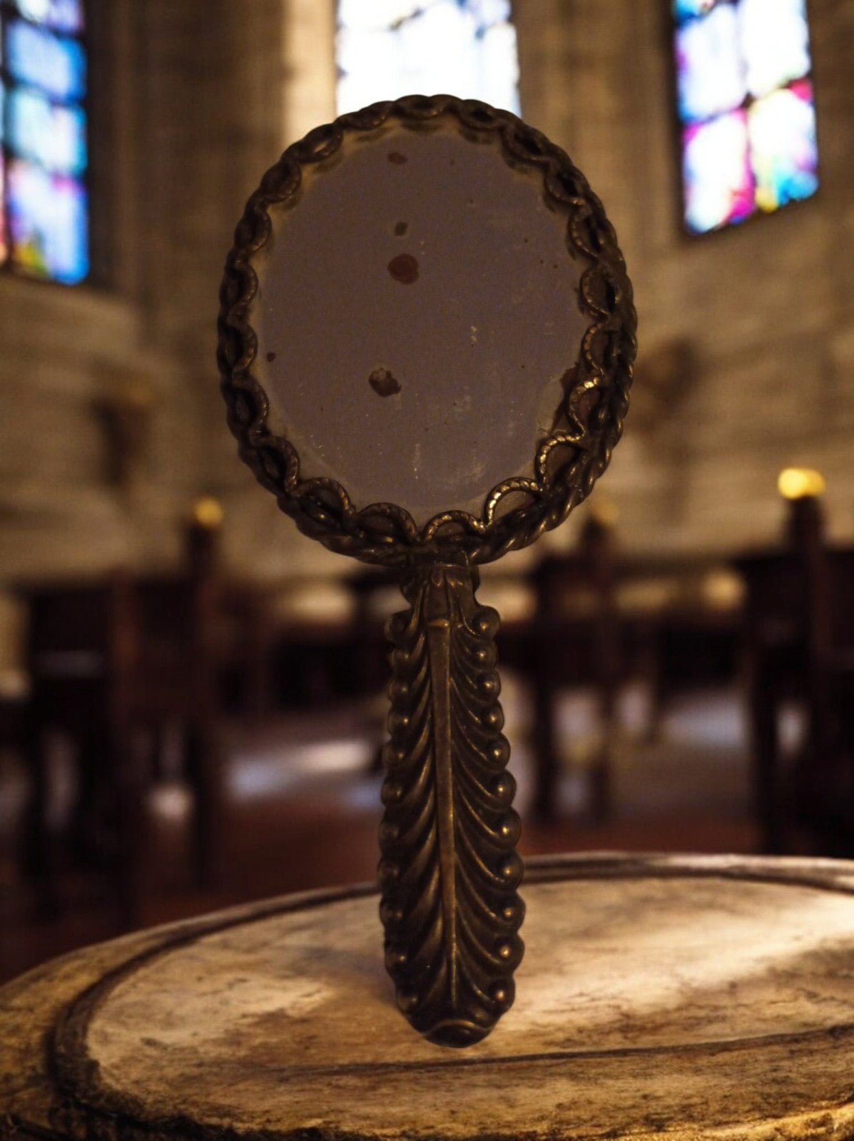Miroir à main ancien doré, style rétro, finition métal, décor feuille