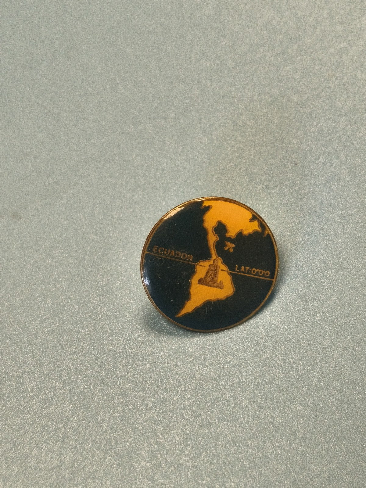 Vintage pin's Equateur rond noir et jaune, collection géographie, ancien badge