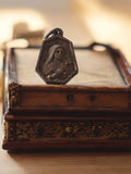 Pendentif religieux catholique ancien métal, médaillon Vierge, vintage