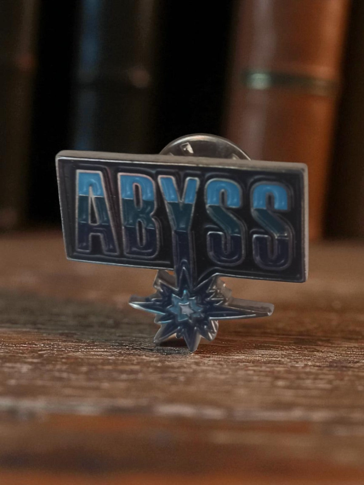 Pin's vintage ABYSS film rétro bleu gris badge collector années 80-90