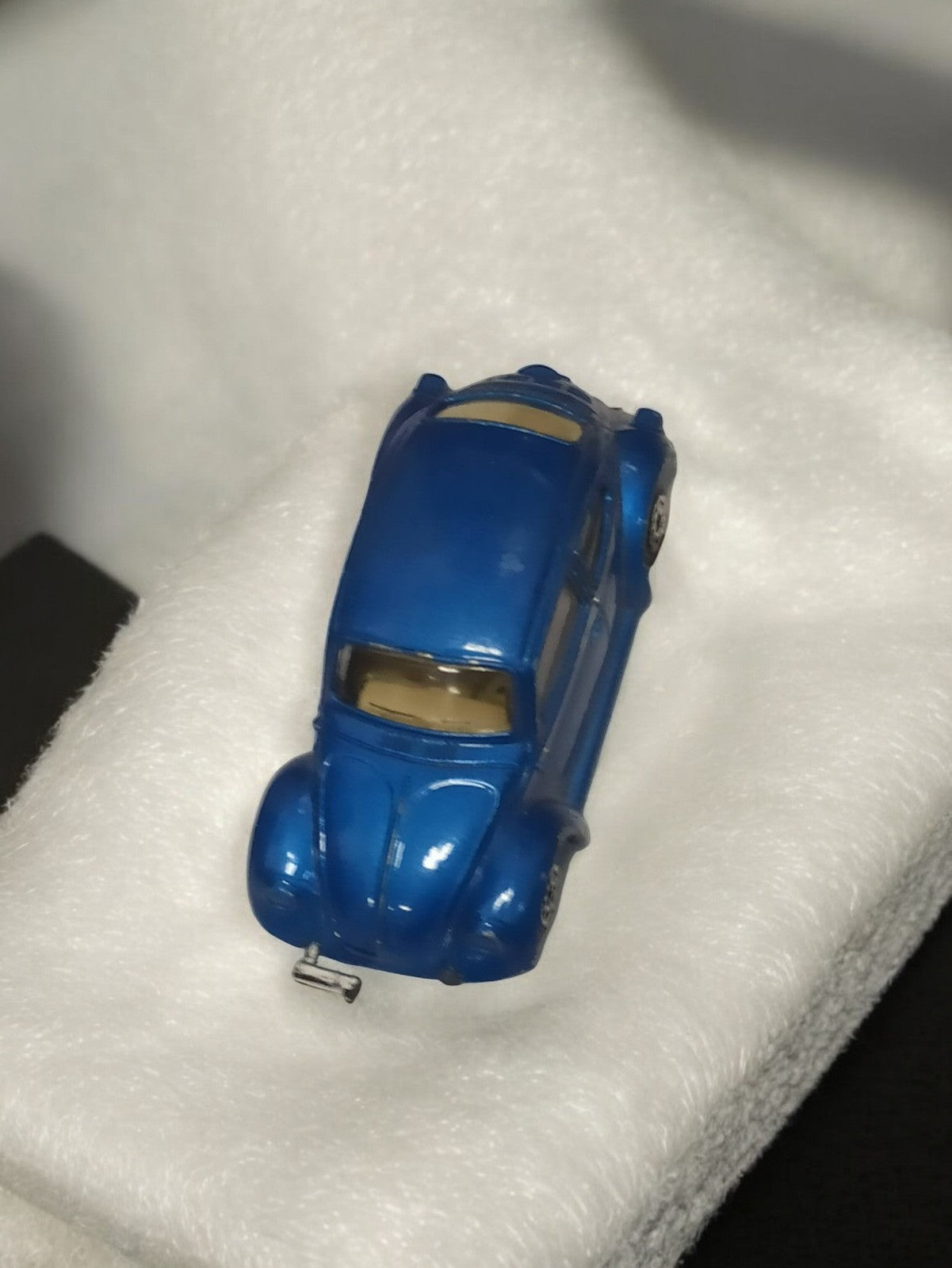 Véhicule miniature ancien bleu, voiture rétro vintage, modèle de collection