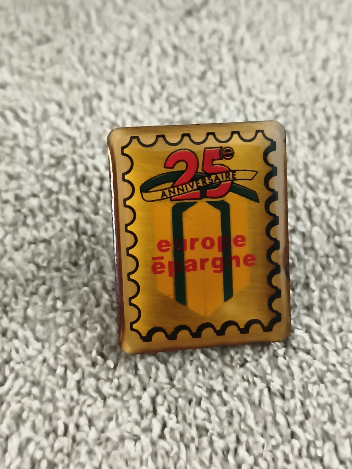 Pin's vintage Europe Épargne 25e anniversaire, badge doré, forme timbre (Ref 2)