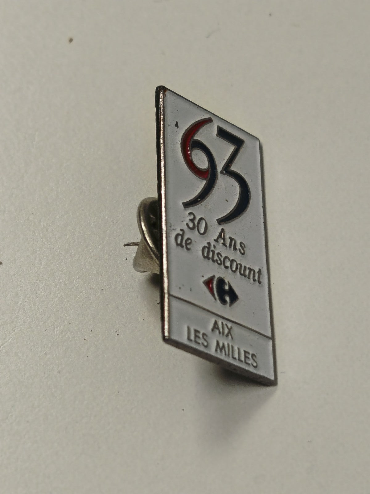 Pin's rétro ancien Carrefour, badge vintage collection, objet publicitaire rare