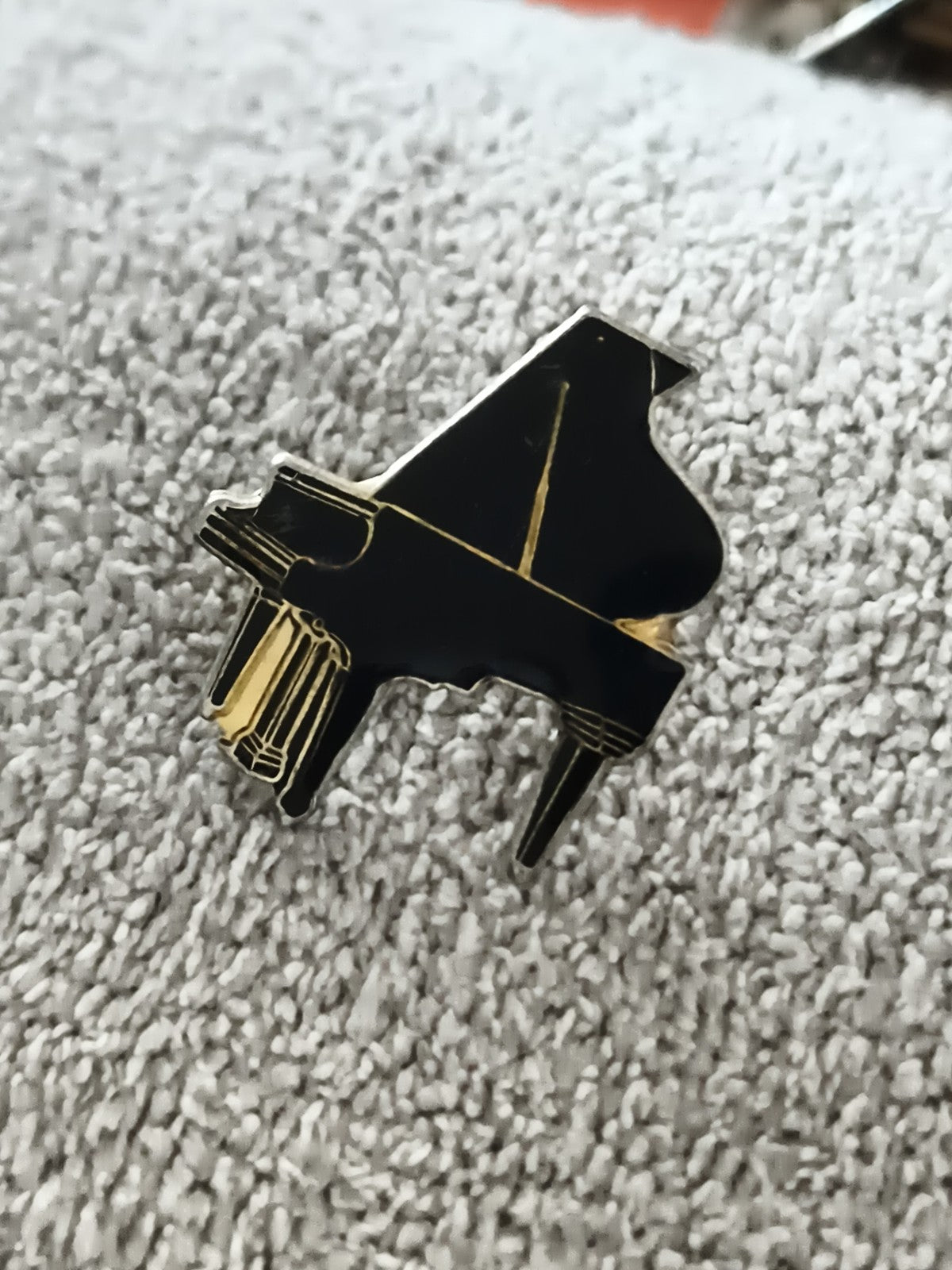 Pin's vintage piano à queue noir et doré, musique, broche rétro (Ref 10)