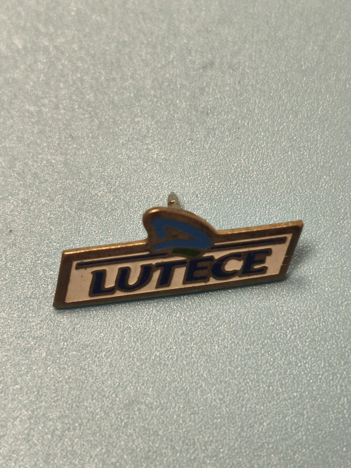 Vintage pin's LUTECE émaillé bleu blanc logo ancien collection (Ref 9)