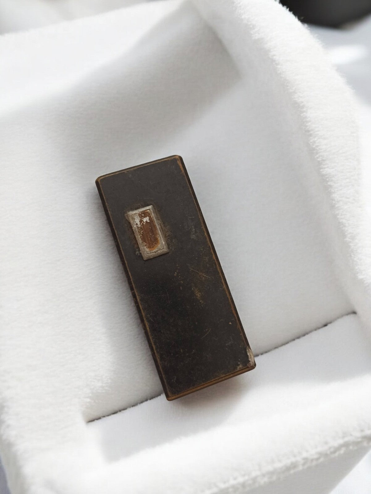 Briquet ancien vintage rectangulaire, aspect sombre, déco rétro d’occasion