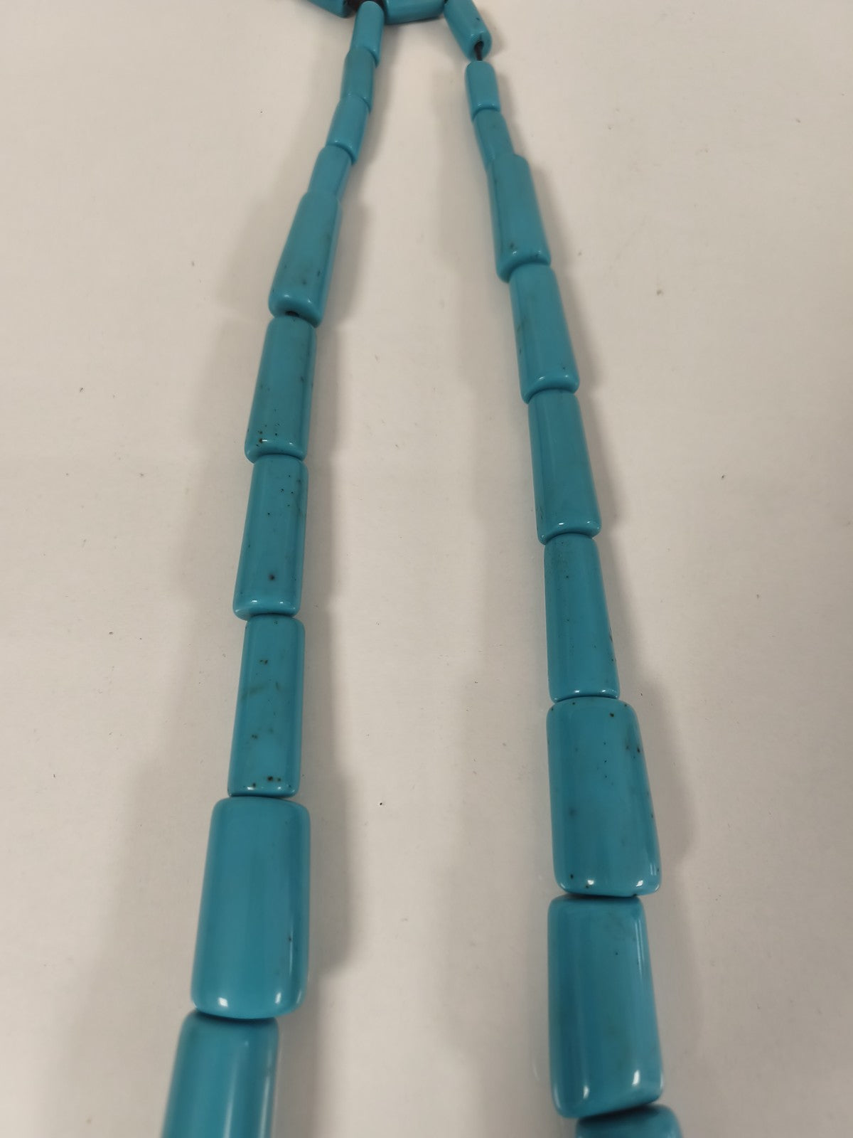 Ancien gros collier en pâte de turquoise, perles géométriques sur cordon