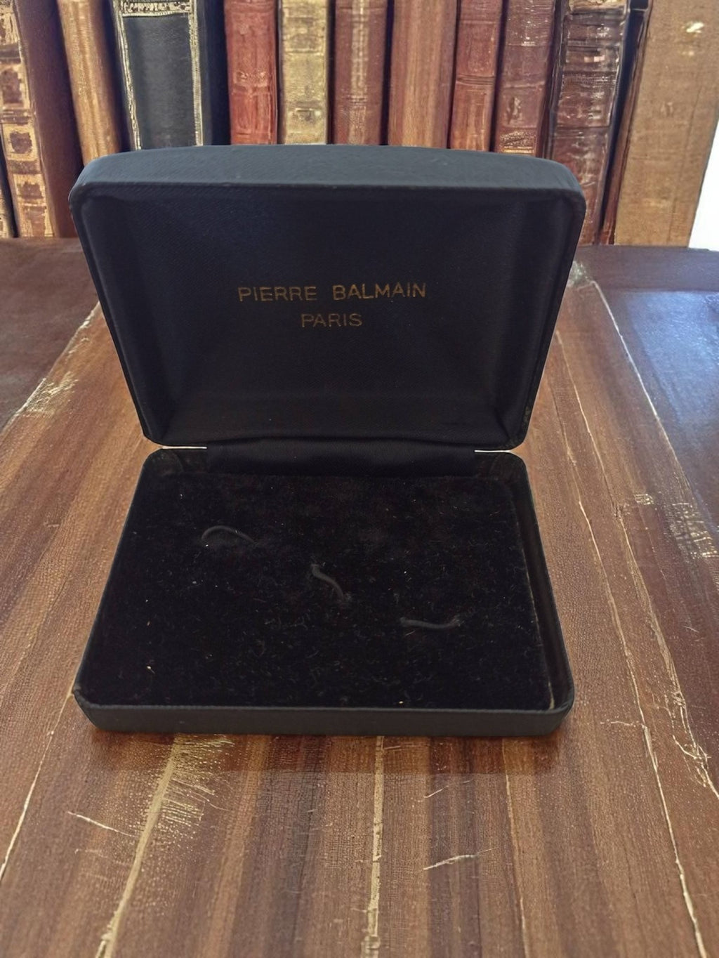 Boîte à bijoux vintage Pierre Balmain Paris noire étui ancien présentation