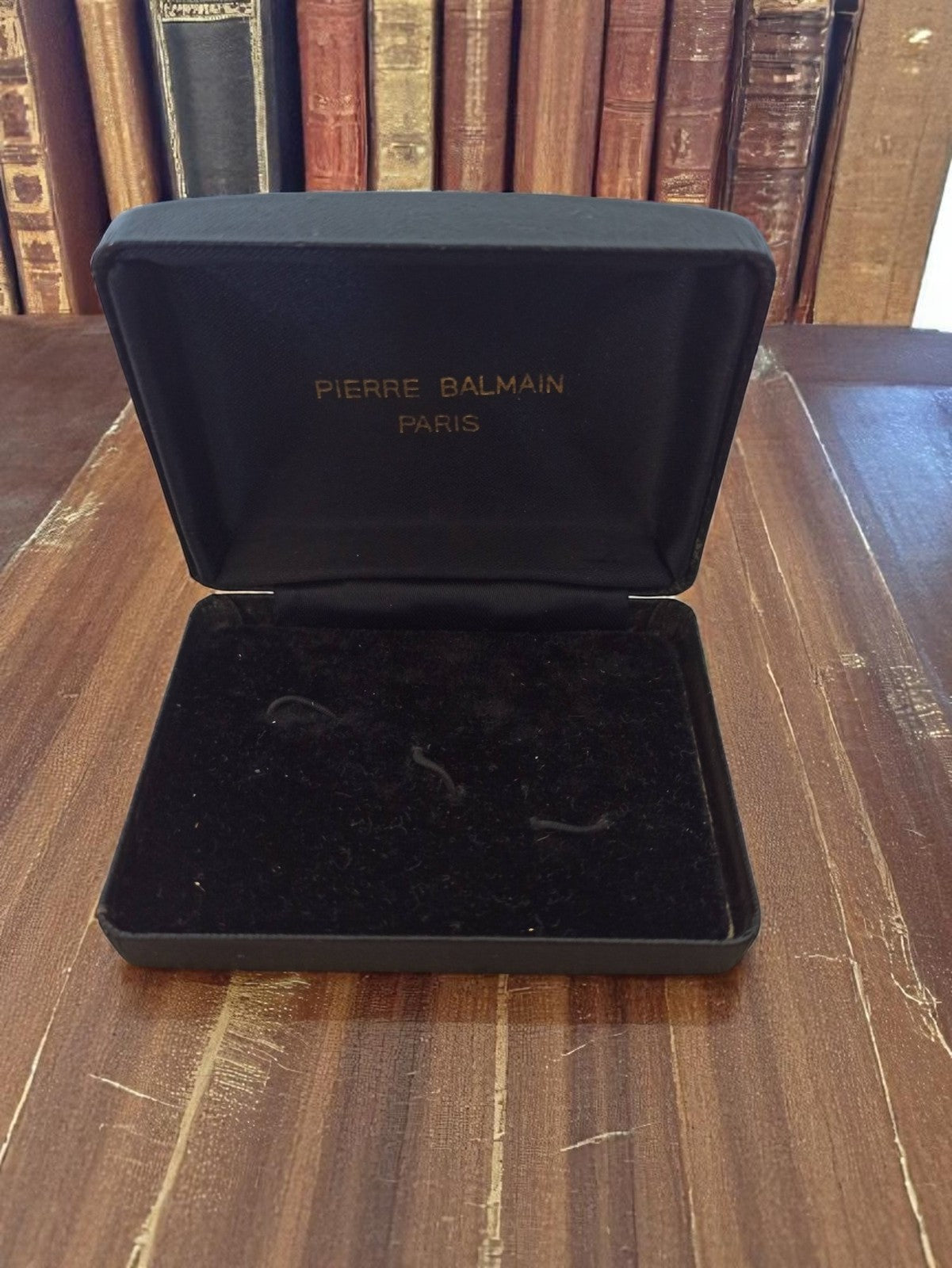 Boîte à bijoux vintage Pierre Balmain Paris noire étui ancien présentation
