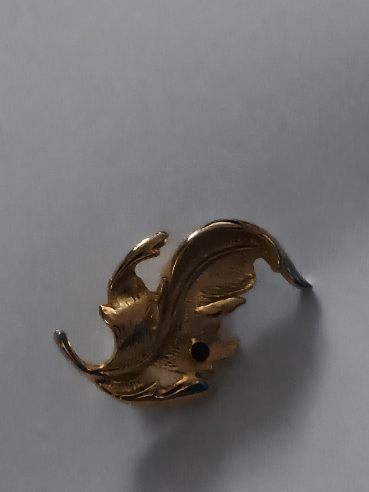 Broche vintage feuille dorée, style rétro, bijou ancien élégant