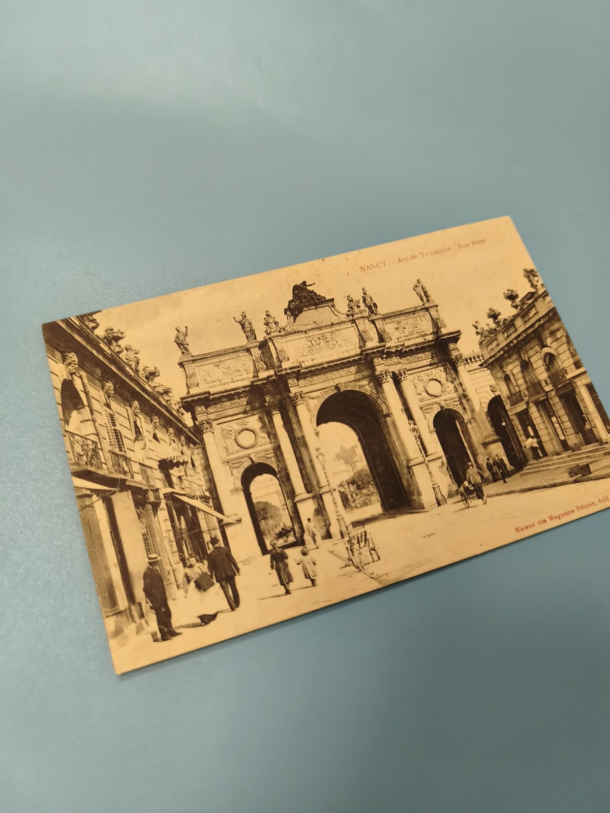 Ancienne carte postale animée Nancy Arc de Triomphe scène de rue vintage