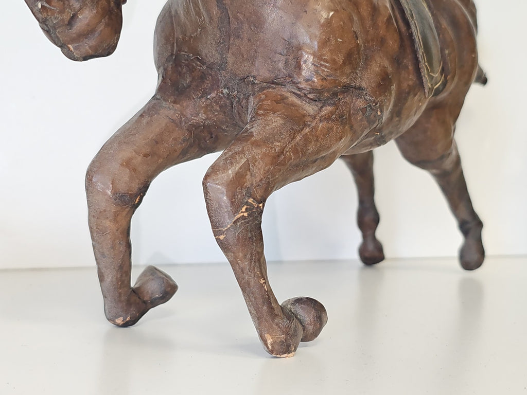 Figurine cheval ancien en cuir vintage années 70 déco rétro collection équestre