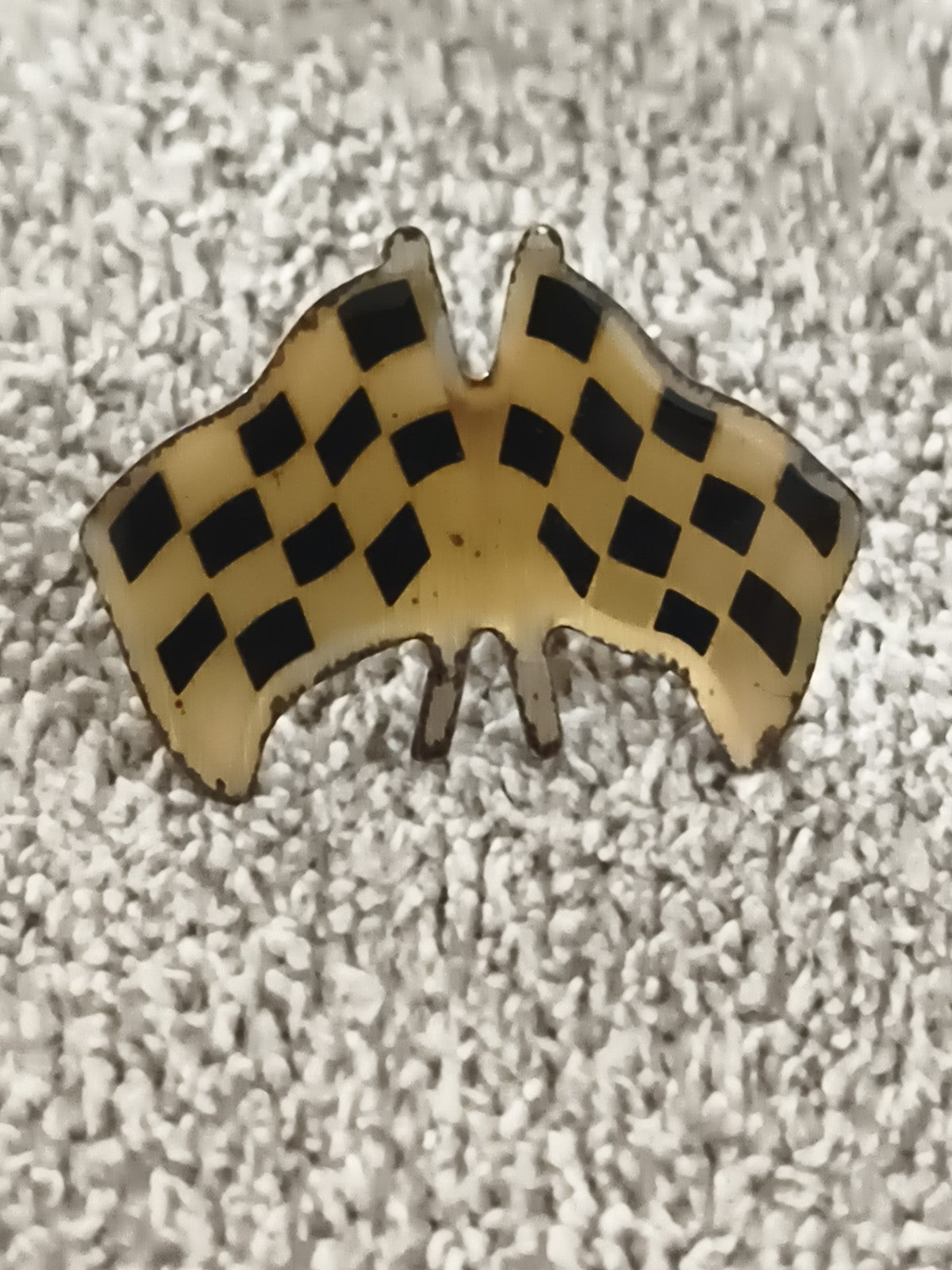 Pin's vintage drapeaux à damier course auto noir beige rétro (Ref 7)