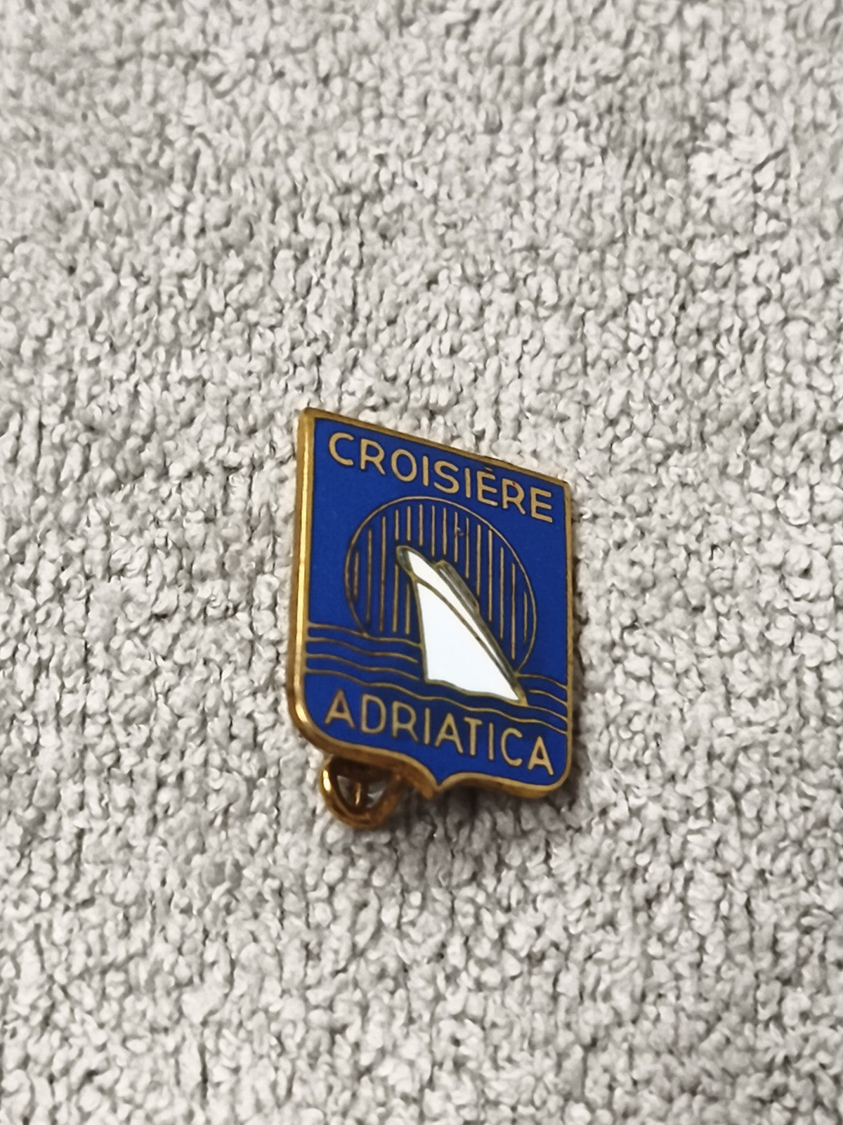 Pin's Croisière Adriatica émaillé bleu doré ancien badge bateau