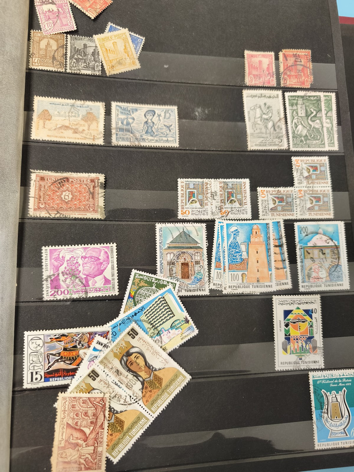 Lot anciens timbres Tunisie oblitérés, motifs historiques et architecturaux