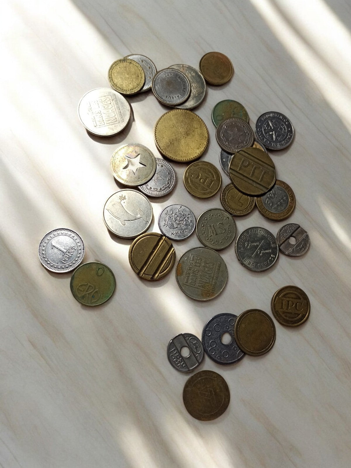Lot de jetons anciens variés vintage – tokens métal, arcade, transport, IPC
