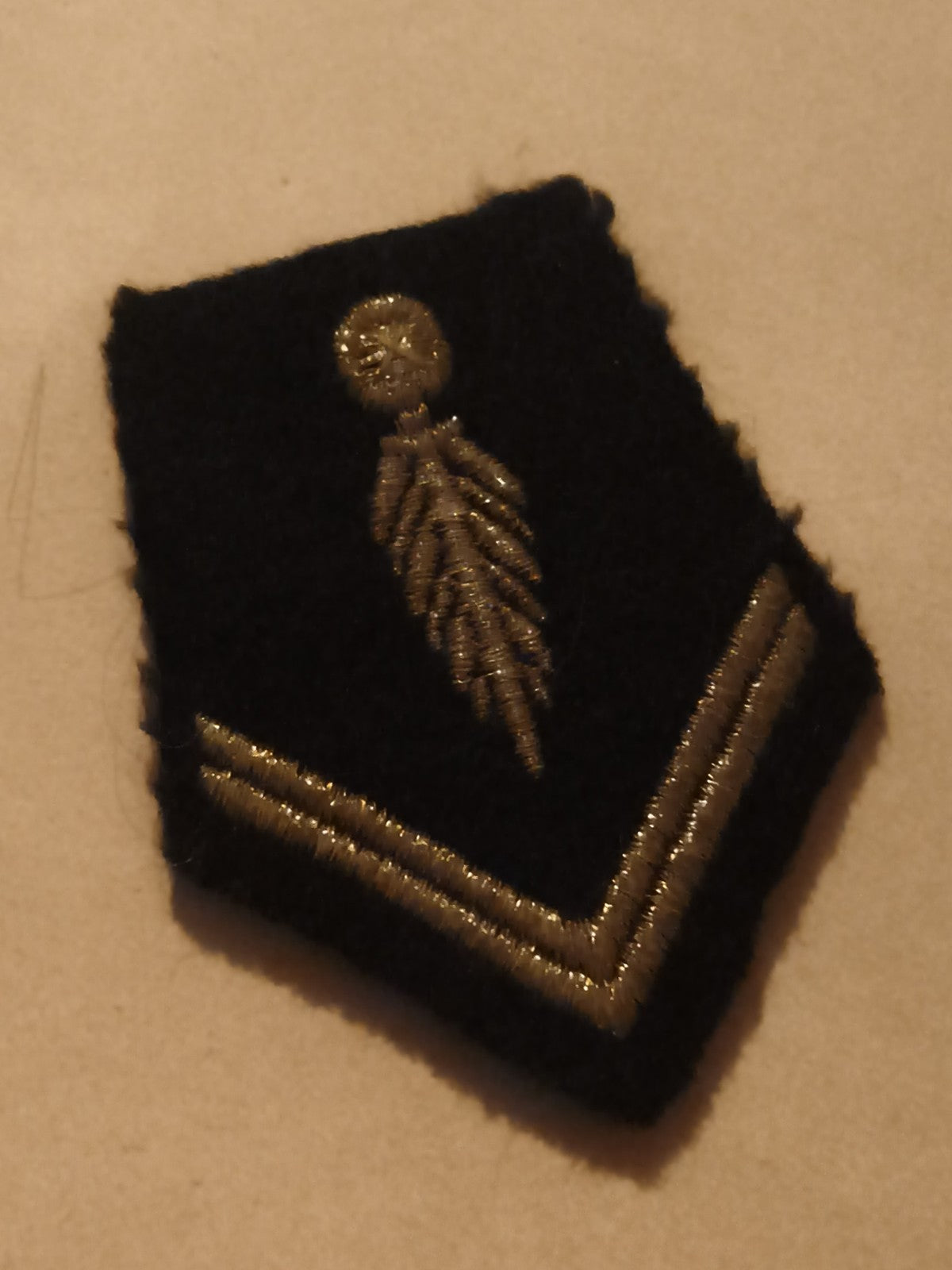 Écusson ancien noir brodé or insigne militaire vintage galon uniforme