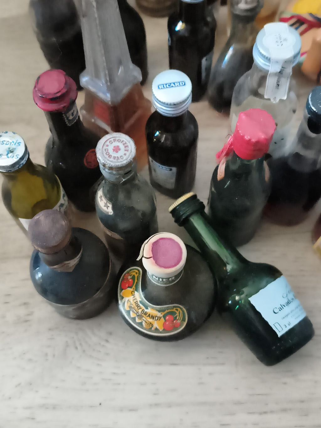 Lot ancien mignonnettes vides apéritif digestif collection flacons vintage assor