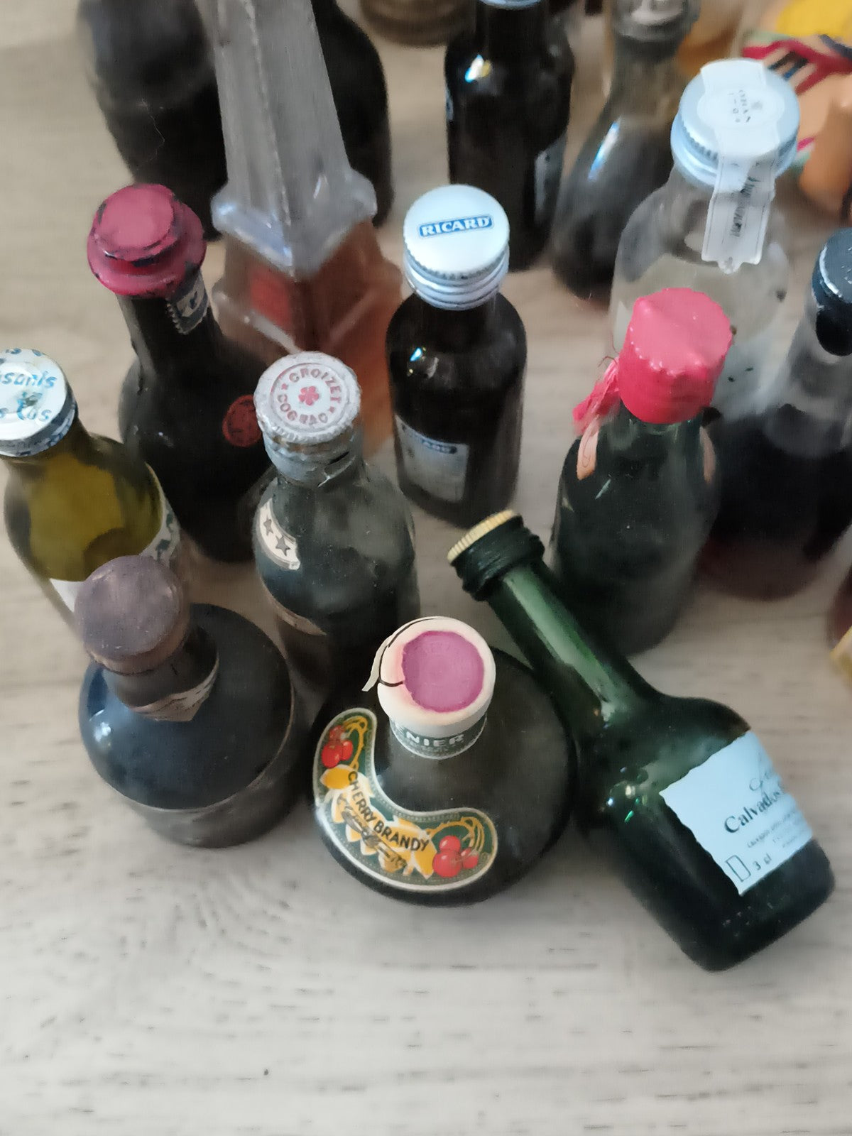 Lot ancien mignonnettes vides apéritif digestif collection flacons vintage assor