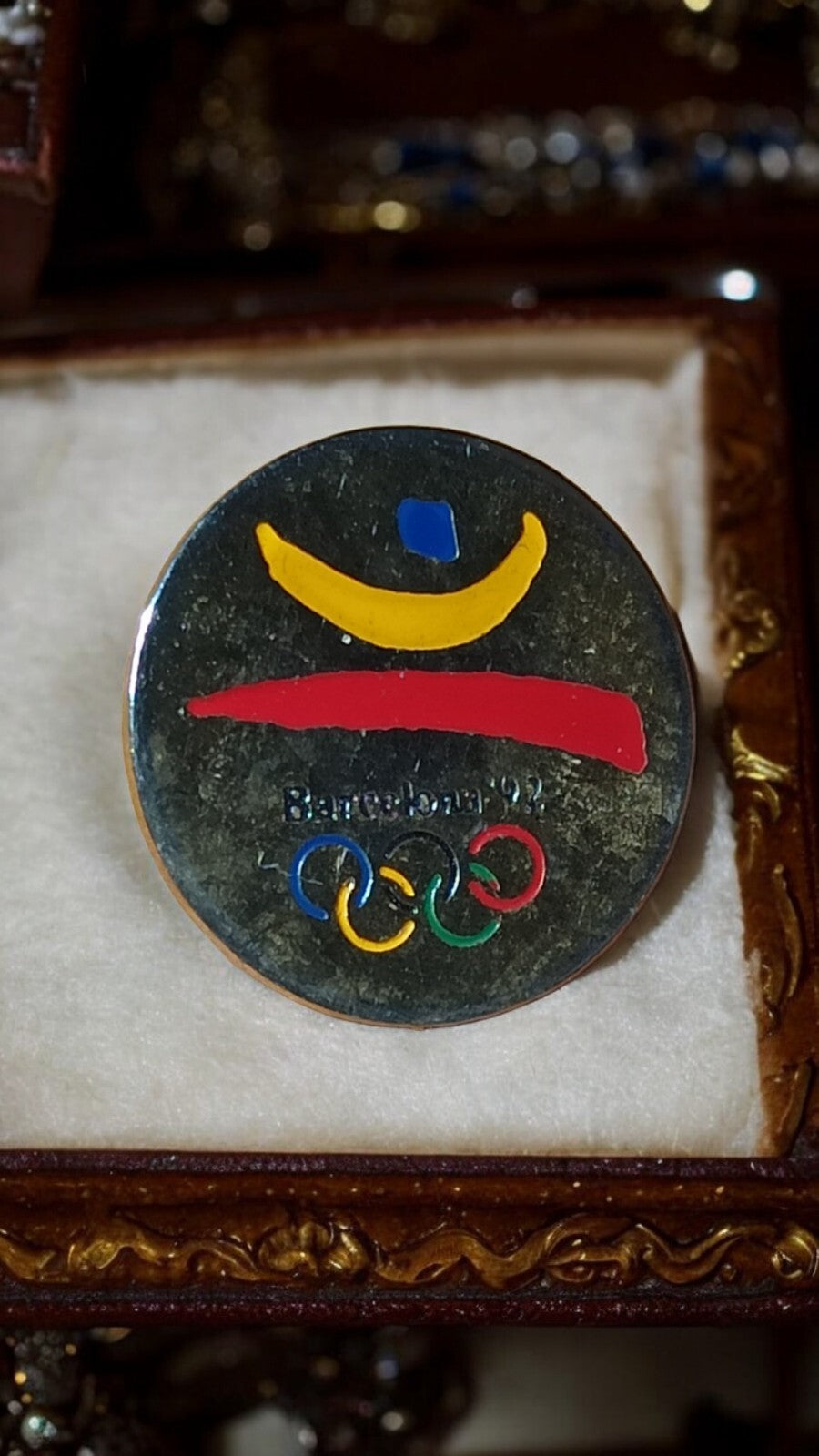 Pin's rond Jeux Olympiques Barcelone 1992 logo officiel couleurs