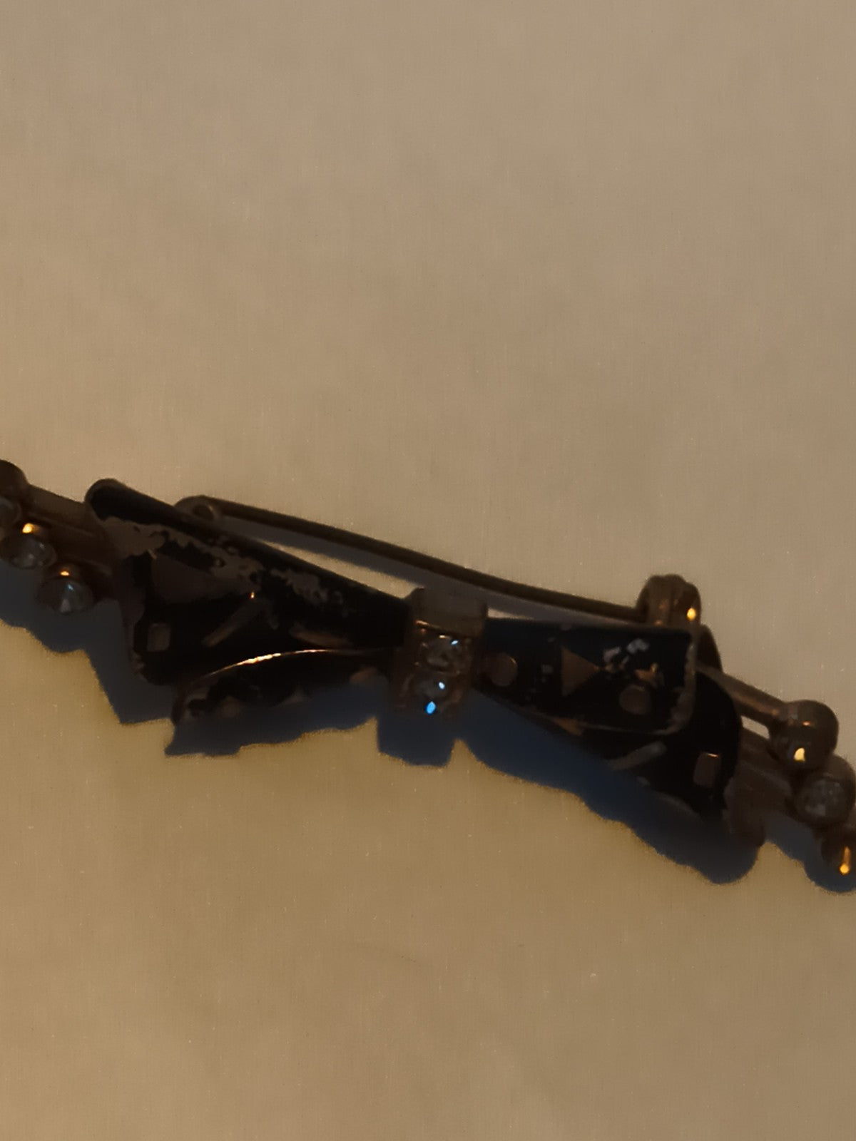 Broche vintage forme nœud noir et strass, barrette ancienne déco rétro