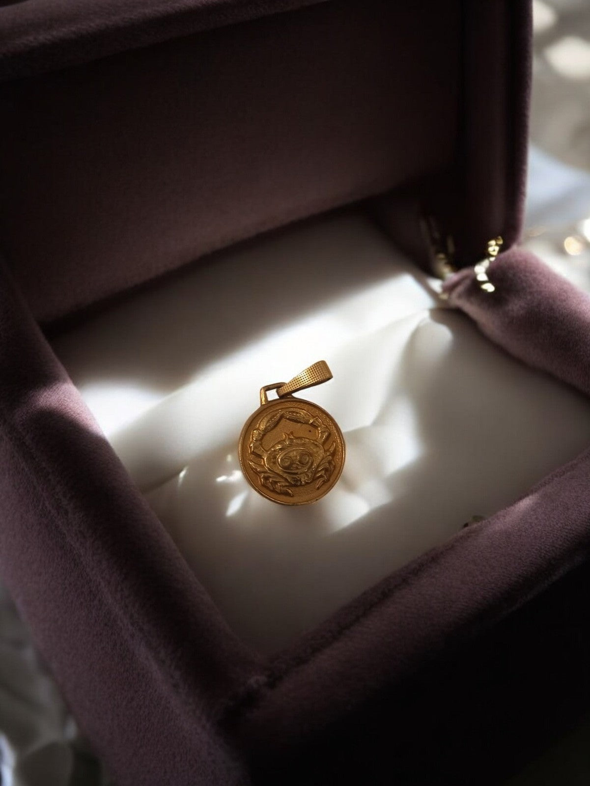 Pendentif vintage plaqué or signe Cancer médaille zodiaque rétro bijou ancien