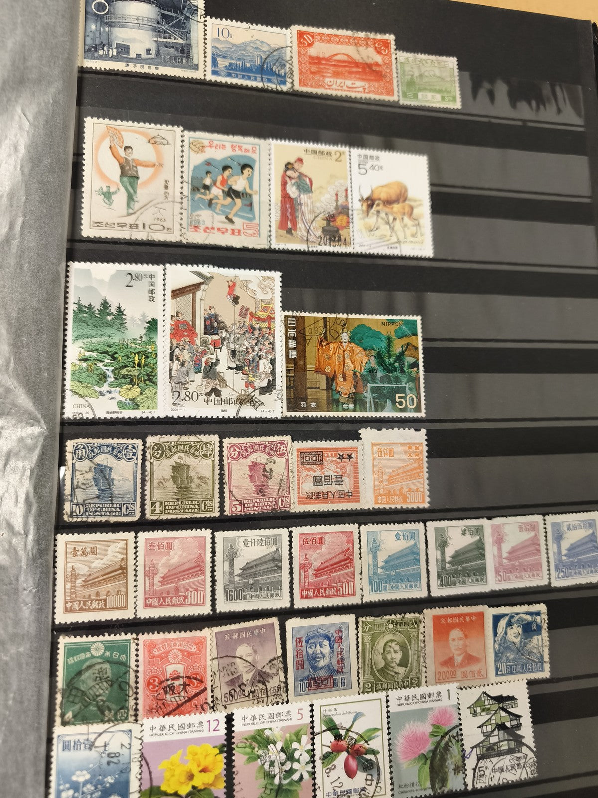 Lot timbres Asie multicolores thématiques paysages personnages animaux fleurs