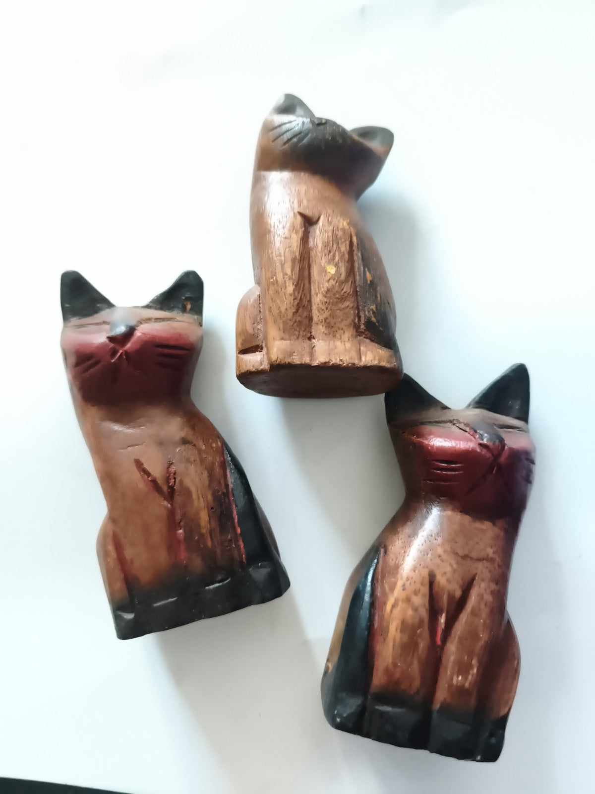 Statuettes chats anciennes sculptées main décor vintage, lot 3 figurines déco