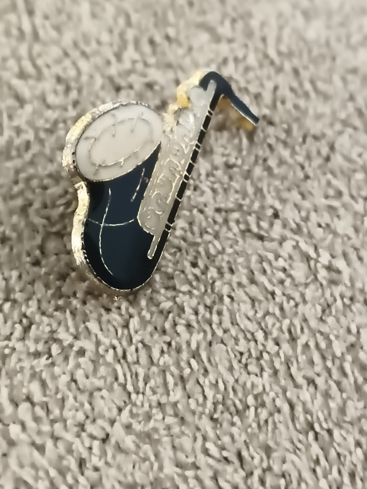 Pin's vintage saxophone émaillé bleu doré, badge instrument musique (Ref 7)