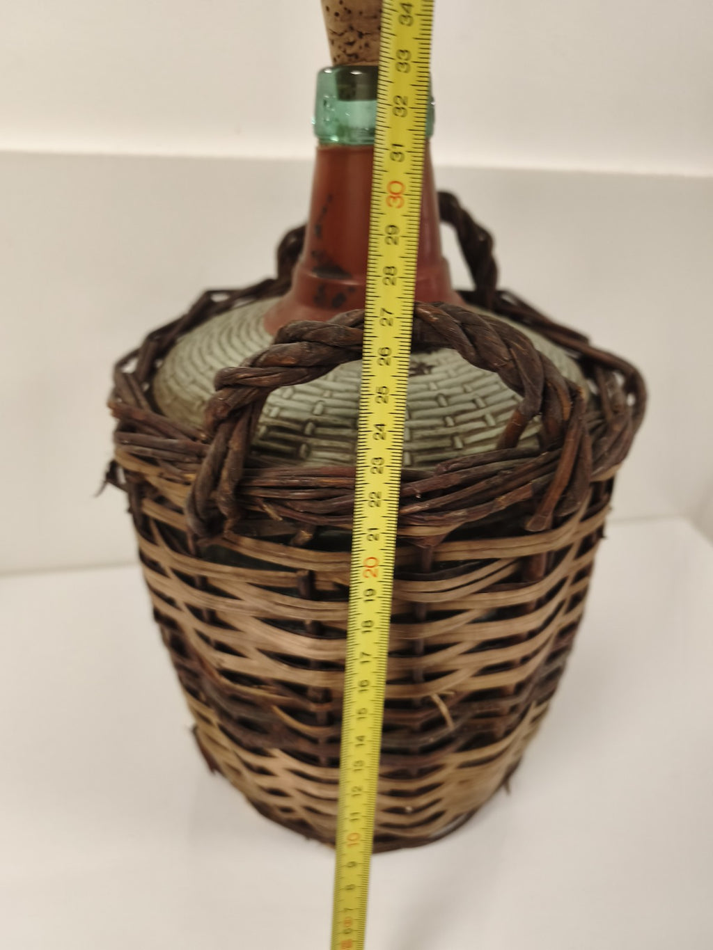 Ancienne dame-jeanne en verre vert avec panier osier, déco vintage rétro
