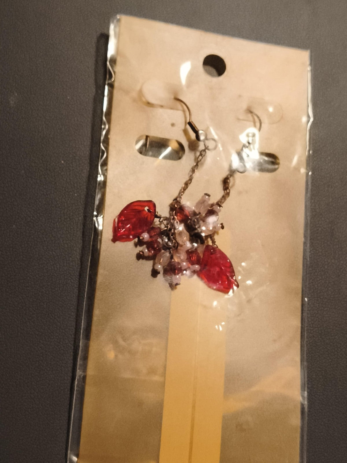 Boucles d’oreilles vintage pendantes grappes perles rouges deadstock rétro