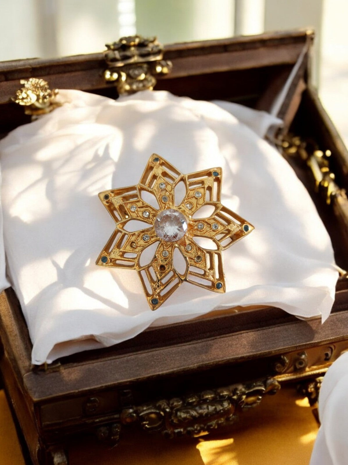 Broche étoile vintage dorée, style rétro, strass transparent et bleu