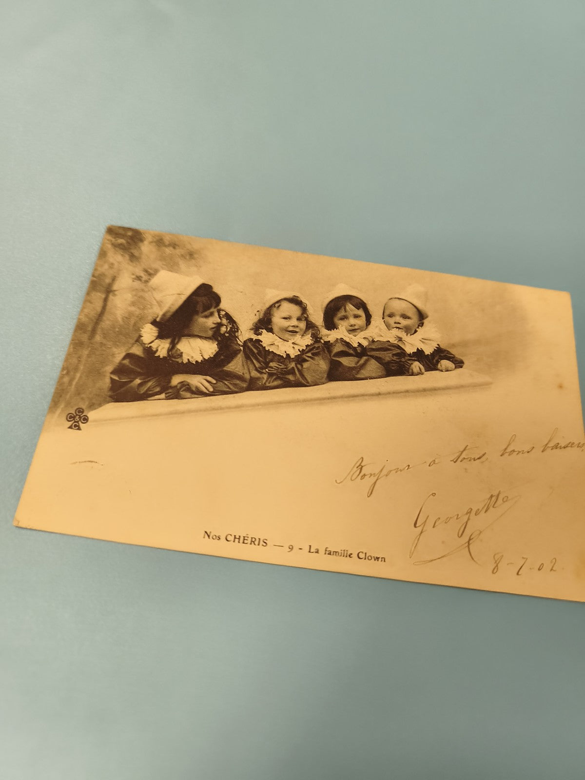 Carte postale ancienne CPA Nos Chéris famille Clown costumes rétro signée