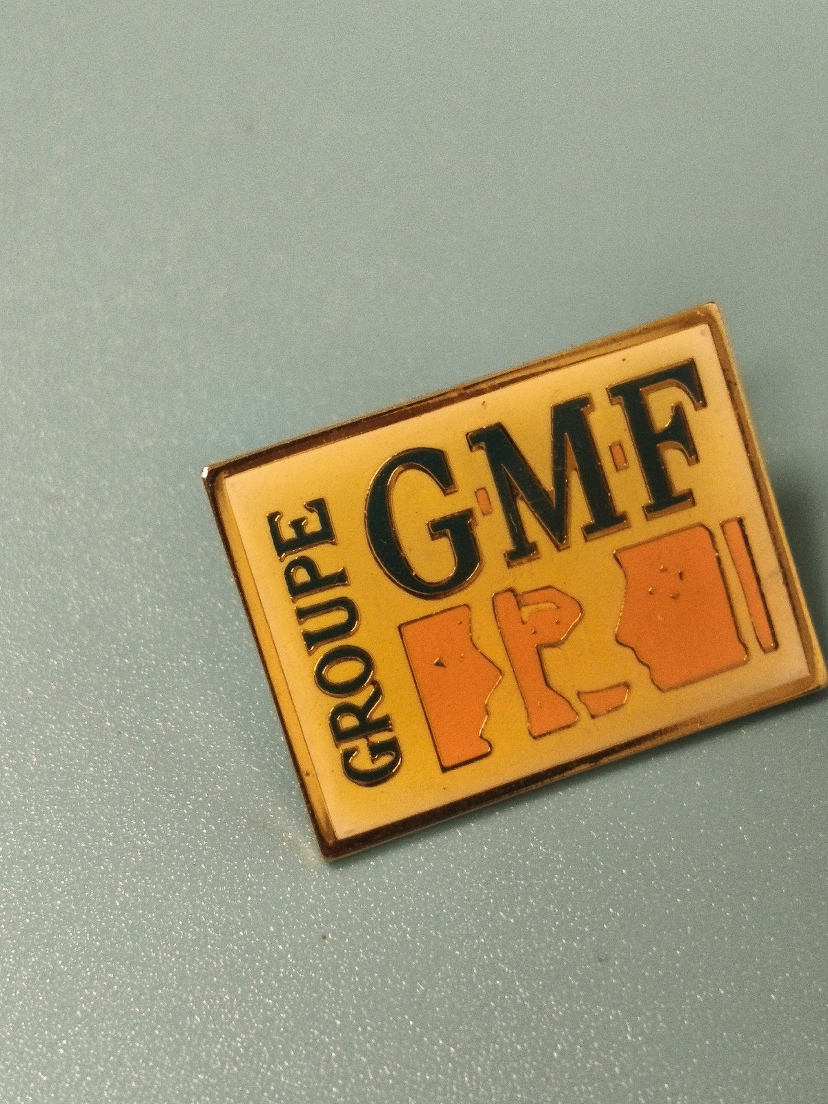 Vintage pin's GMF rectangulaire jaune logo Groupe ancien collection Ref 13