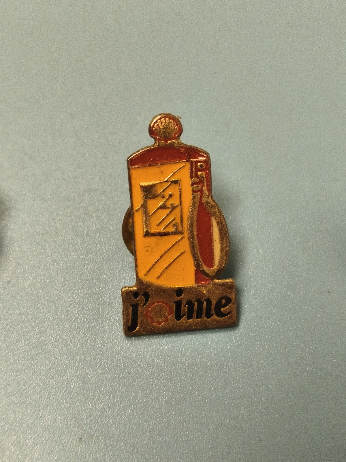 Vintage pin's Shell ancien, motif pompe à essence jaune, collection pétroliana