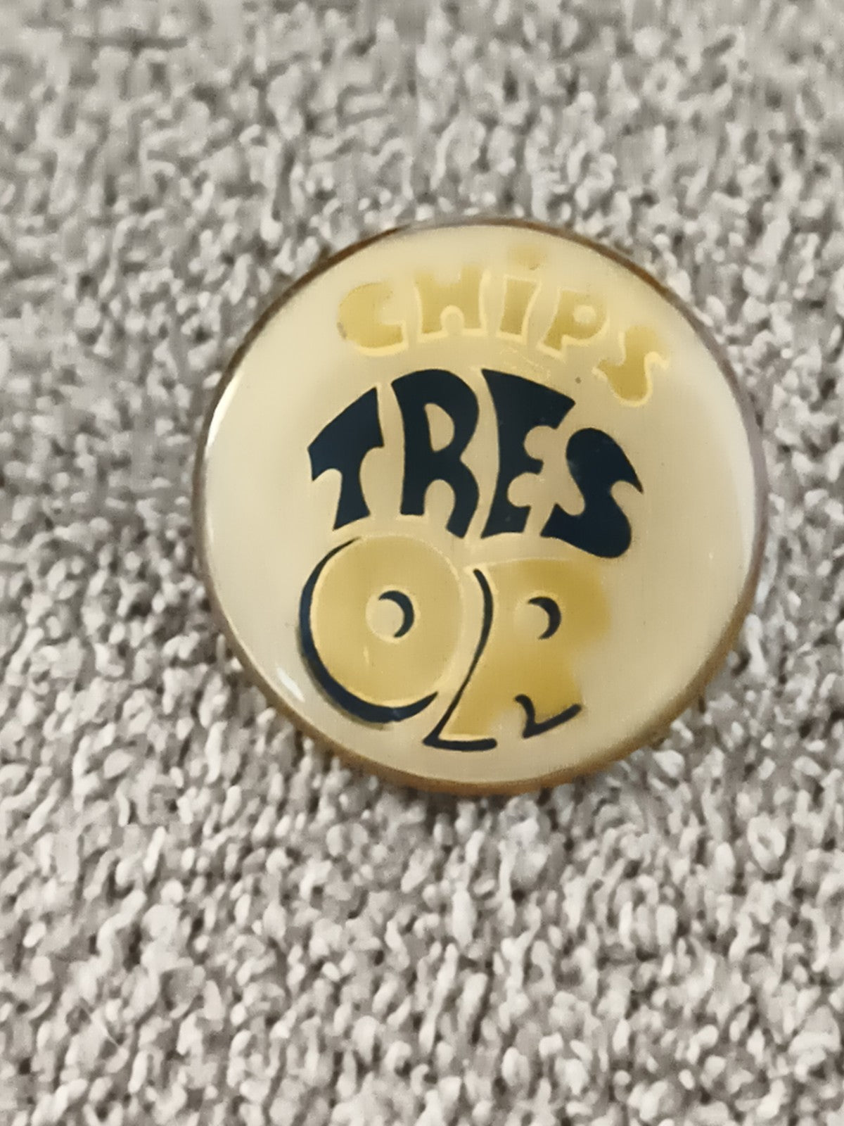 Pin's publicitaire CHIPS TRÈS OR vintage, badge rétro jaune crème (Ref 9)