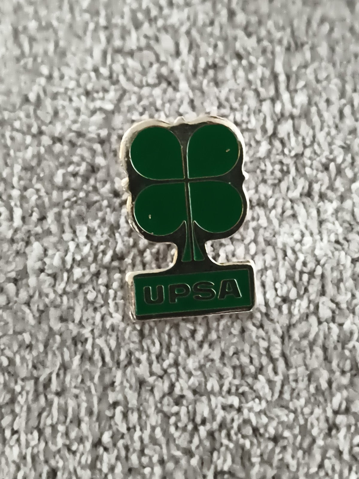 Pin's vintage UPSA trèfle vert émaillé, badge ancien pharma (Ref 10)