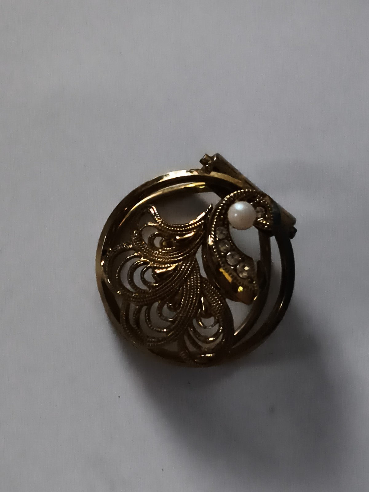 Broche vintage dorée motif paon filigrané perle strass bijou ancien