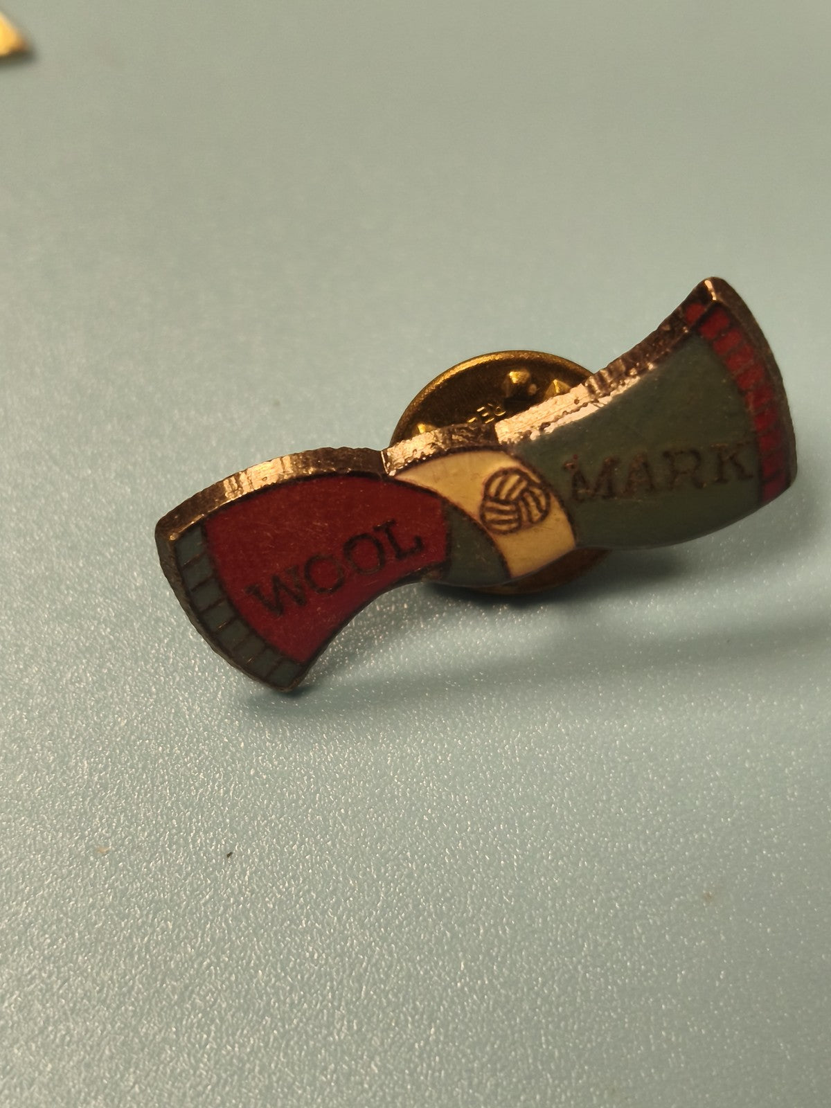 Vintage pin's Woolmark forme n?ud papillon émaillé collection textile ancien