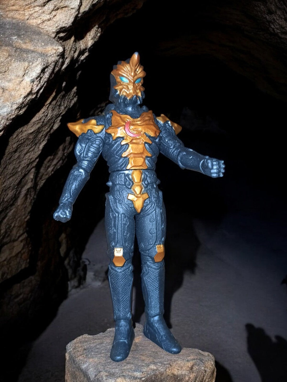 Figurine Bandai Ultraman monstre noir doré Japan Hero Series