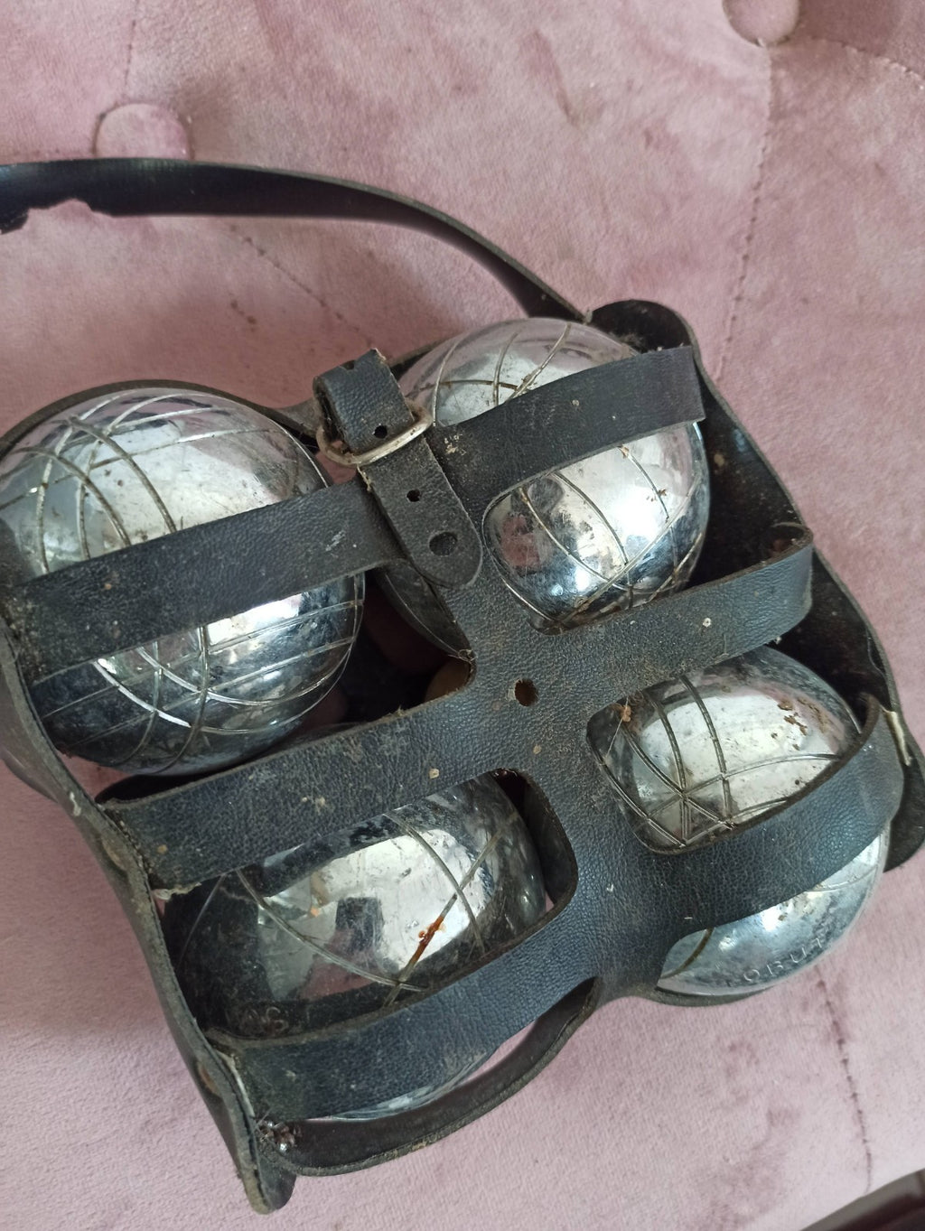 Boules de pétanque OBUT acier x4 + cochonnet, sacoche cuir noir