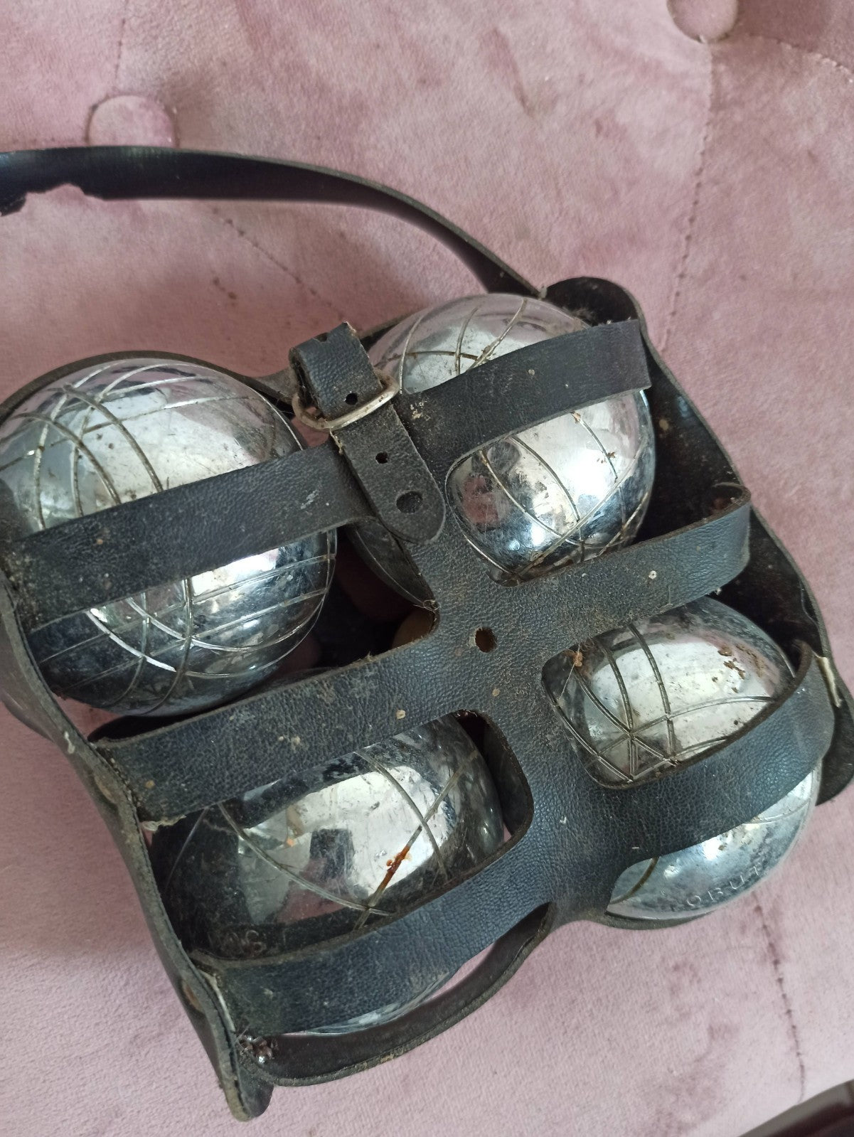 Boules de pétanque OBUT acier x4 + cochonnet, sacoche cuir noir